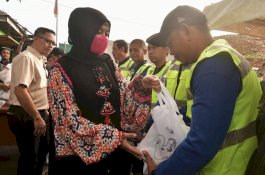 Wagub Fatmawati Rusdi Bagikan Ratusan Sembako untuk Pekerja di TPA Tamangapa