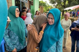 Ketua PKK Gowa Bantu Keluarga Miskin Ekstrem di Dua Desa