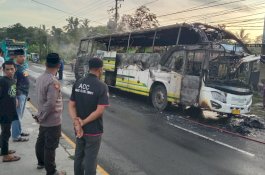 Mobil Bus Antar Provinsi Kharisma Transport Terbakar di Pangkep