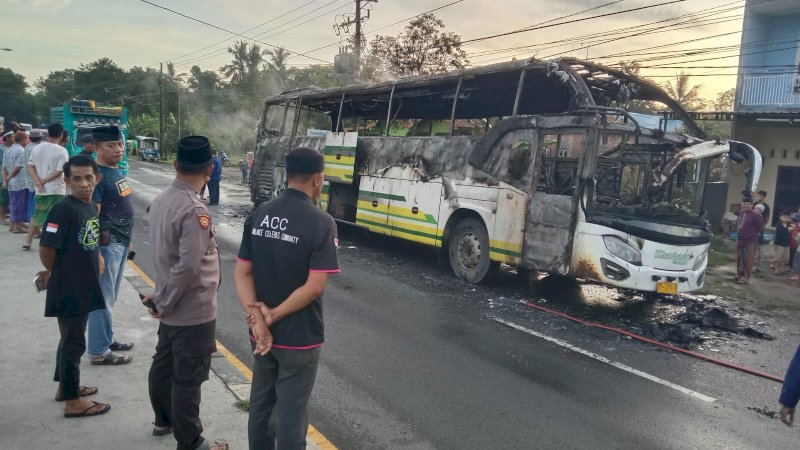 Mobil Bus Antar Provinsi Kharisma Transport Terbakar di Pangkep