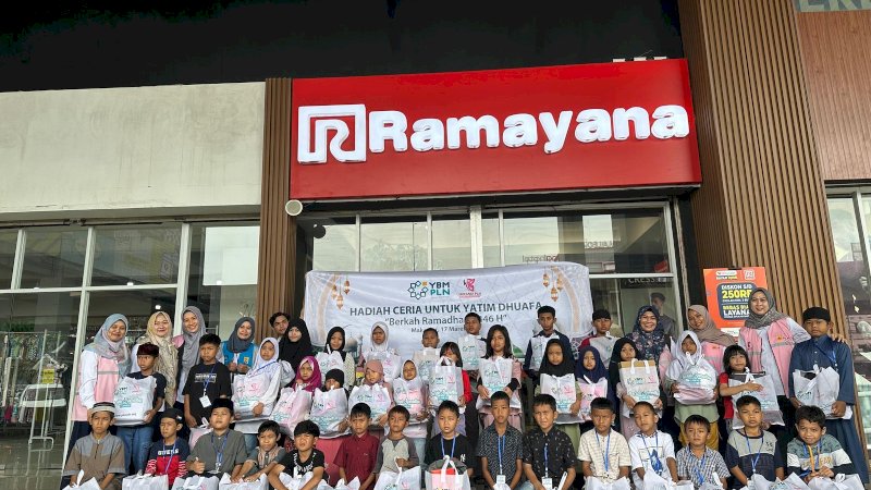 Foto bersama dengan 42 peserta Program 'Hadiah Ceria untuk Yatim Dhuafa' dengan Tim Relawan YBM dan Srikandi PLN UID Sulselrabar.