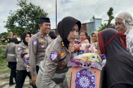 Ditlantas Polda Sulsel Bagikan Ratusan Paket Sembako Kepada Warga Kurang Mampu di Makassar