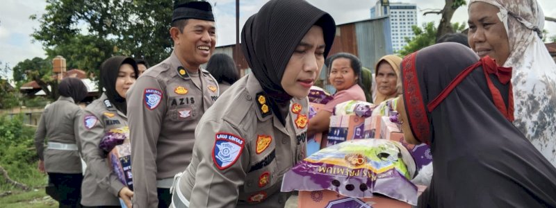 Ditlantas Polda Sulsel Bagikan Ratusan Paket Sembako Kepada Warga Kurang Mampu di Makassar