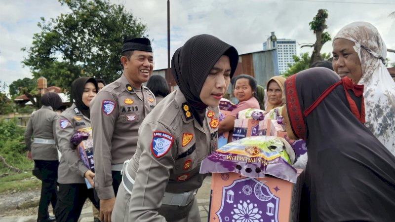 Ditlantas Polda Sulsel Bagikan Ratusan Paket Sembako Kepada Warga Kurang Mampu di Makassar