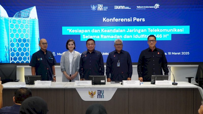 Juru Bicara Kementerian BUMN RI Putri Violla (kedua dari kiri), Direktur Utama Telkom Ririek Adriansyah (tengah), Direktur Network and IT Solution Telkom Herlan Wijanarko (kedua dari kanan), dan Direktur Sales Telkomsel Adiwinahyu Basuki Sigit (paling kanan) saat Konferensi Pers Kesiapan TelkomGroup dalam rangka Ramadan dan Idulfitri (RAFI) 2025/1446H di Kementerian BUMN RI, pada Selasa (18/3).