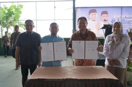 Tasming Hamid Serahkan Insentif untuk RT/RW, Pengurus Masjid, dan Aparat Keamanan