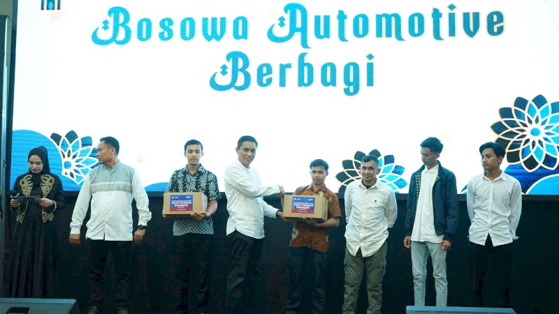 Bosowa automotif group menyerahkan santunan ke panti asuhan