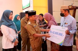 Wali Kota Parepare Serahkan Insentif untuk Guru Mengaji dan Kader Posyandu