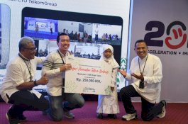 Moment CDIO dan CITO TelkomGroup Serahkan Bantuan Safari Ramadan Telkom Berbagi di Makassar