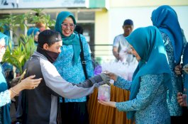 Ramadan Berkah, Tim Penggerak PKK Parepare Donasikan Baju dan Takjil untuk Warga