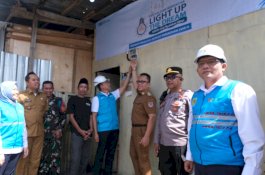 Momen Ramadan 1446 H, Program Donasi Insan PLN UID Sulselrabar Bantu Nyalakan Sambungan Listrik 295 Rumah