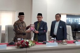 Rektor Unismuh Makassar Serahkan Buku Pappaseng ri Elongpugi Karya Prof Andis Kepada Ketum PP Muhammadiyah