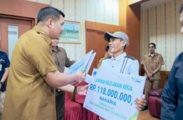 Bupati Bantaeng Uji Nurdin Serahkan Santunan Jaminan Sosial Kepada Penyapu Jalan dan Nelayan