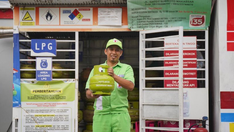 Petugas sedang memastikan pasokan LPJ 3 kg Aman di pangkalan dan Sub pangkalan