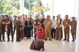 Kajati Sulsel Serahkan Sertifikat Tanah Wakaf ke Yayasan Pendidikan Islam dan Pengurus Masjid di Takalar