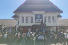 Massa Pendukung Bupati Pangkep Geruduk DPRD