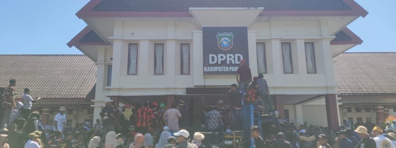 Massa Pendukung Bupati Pangkep Geruduk DPRD 
