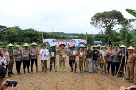 Plh Sekda Barru Ikuti Gerakan Nasional Tanam Jagung 1 Juta Hektar