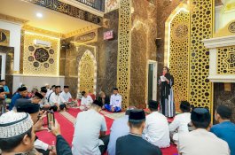 Bupati Barru Kagumi Keindahan Masjid Nur Ichsan