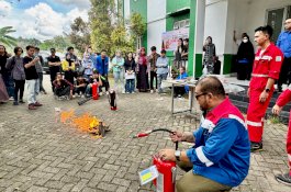 Peringati Bulan K3 Nasional, Pertamina Patra Niaga Regional Sulawesi Gelar Sosialisasi Penggunaan APAR di Kampus ITEKES Tri Tunas Nasional Makassar