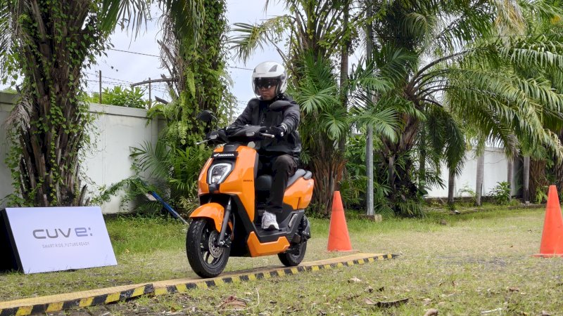 Pengendara sedang memperagakan cara mengerem yang benar