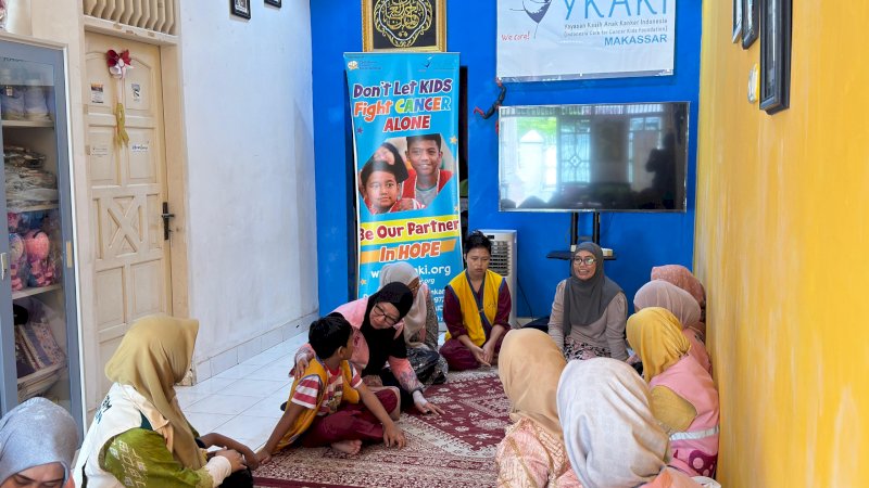 Srikandi PLN menyerahkan bingkisan serta memberikan sedikit bantuan dana untuk mendukung operasional rumah singgah dan kebutuhan anak-anak di bawah asuhan YKAKI Cabang Makassar.