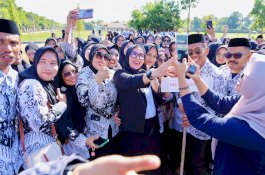 Bupati Barru Sapa Hangat Guru di Tengah Terik Matahari Hardiknas, Titipkan Harapan Pendidikan Berkualitas