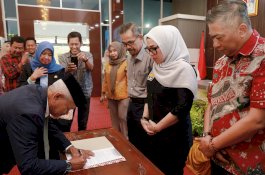 Bupati Barru Resmi Serahkan SK Pengelola Pasar 2025, Titip Amanah Majukan Ekonomi Rakyat