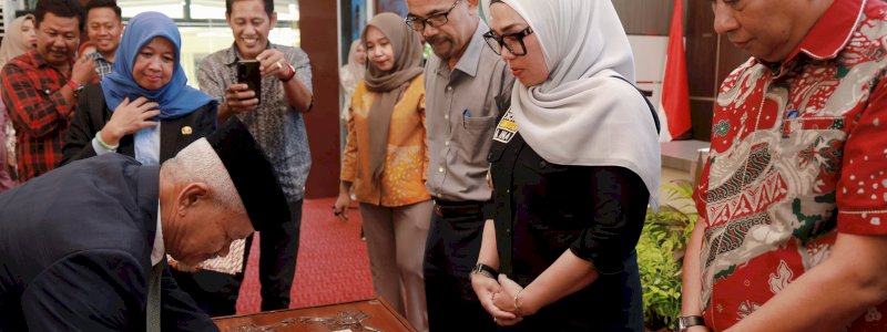 Bupati Barru Resmi Serahkan SK Pengelola Pasar 2025, Titip Amanah Majukan Ekonomi Rakyat