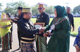 Pimpin Upacara Hardiknas, Tasming Hamid Ajak Semua Elemen Bersinergi Mewujudkan Pendidikan Bermutu