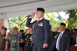 Berlangsung Khidmat, Bupati Wajo  Pimpin Upacara Peringatan Hardiknas 2025