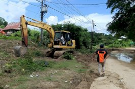 Respon Cepat Keluhan Warga, Pemkab Wajo Bersihkan Luapan Lumpur, dan Menggali Drainase Di Jalan Andi Unru
