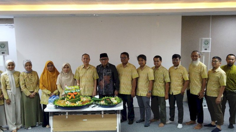 Direktur Eksekutif LAZ Hadji Kalla, Mohammad Zuhair bersama stakeholder dan karyawan menggelar syukuran milad ke-41 Yayasan Hadji Kalla di Auditorium Kalla Institute, beberapa waktu lalu.