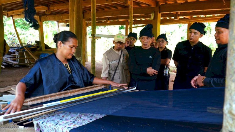Kanwil Kemenkum mengunjungi perajin kain tenun kajang