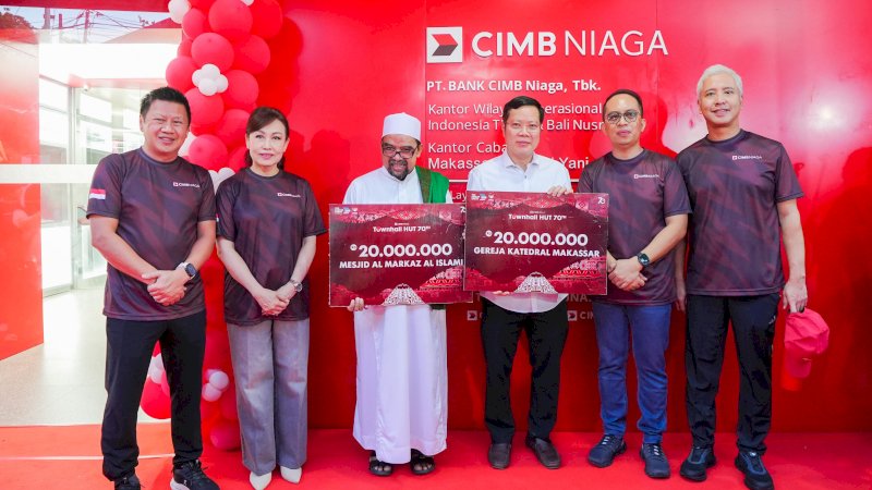 Presiden Direktur CIMB Niaga Lani Darmawan (kedua kiri) berbincang dengan Chief of Network & Digital Banking CIMB Niaga Budiman Tanjung (kedua kanan), Presiden Direktur CIMB Niaga Auto Finance Ristiawan Suherman (kiri), dan Head of Region Indonesia Timur & Bali Nusra CIMB Niaga Ahmad S. Ilham (kanan) di sela Media Breakfast dengan CIMB Niaga di Makassar, Sabtu (3/5/2025). 
