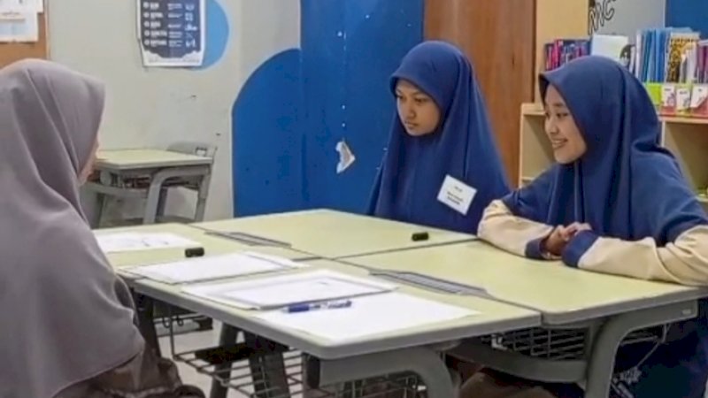Pengajar dan siswa sedang mengikuti ujian CEQ