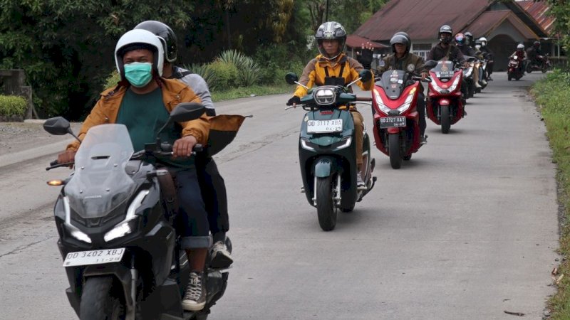 Berkendara ramai-ramai "touring" saat liburan 