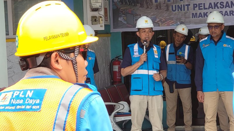 General Manager PLN UID Sulselrabar, Edyansyah saat memberikan arahan terkait pentingya K3 dalam pekerjaan sehari-hari.