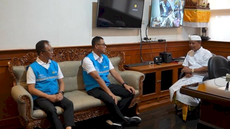 Direktur Utama PLN, Darmawan Prasodjo (kedua dari kanan), didampingi Direktur Distribusi PLN, Adi Priyanto (kiri) mengunjungi RSUP Prof. dr. I.G.N.G. Ngoerah, Denpasar, pada Sabtu (3/5) untuk memastikan layanan kesehatan berjalan normal pasca gangguan kelistrikan di Bali dan menyampaikan permohonan maaf secara langsung kepada Direktur Utama RSUP Prof. dr. I.G.N.G. Ngoerah, dr. I Wayan Sudana, M.Kes (kanan) atas ketidaknyamanan yang ditimbulkan.