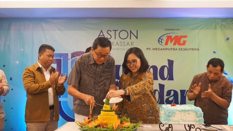 Perayaan ulang tahun Aston hotel Makassar di tandai dengan pemotongan tumpeng