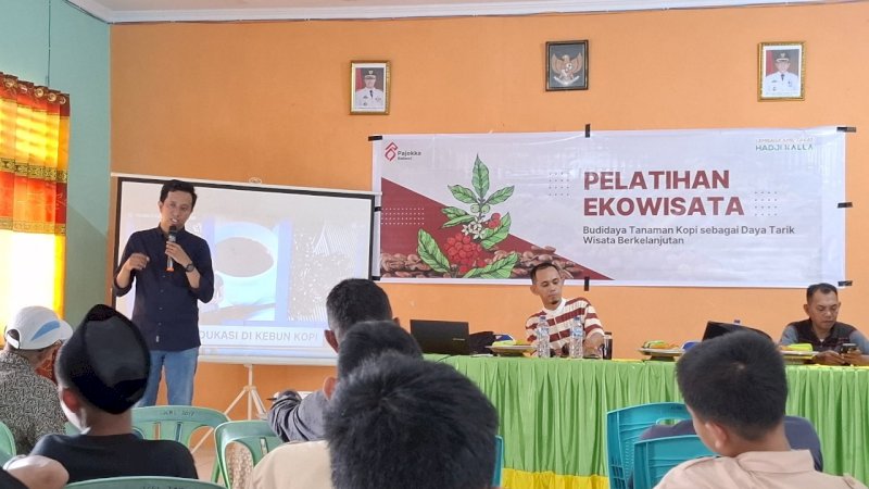 Sejulmlah warga mengikuti pelatihan “Budidaya Kopi sebagai Daya Tarik Wisata Berkelanjutan” yang didukung oleh LAZ Hadji Kalla melalui Program Aktif Positif di Ruang Aula Kantor Kelurahan Balleangin, Kecamatan Balocci, Kabupaten Pangkep, beberapa waktu lalu.
