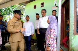Wabup Gowa Serahkan Bantuan Rumah Layak Huni dan Sambungan Listrik bagi Warga Miskin Ekstrem