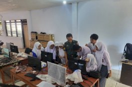 Prajurit Hubdam XIV/Hasanuddin Ajarkan Teknik Komputer dan Jaringan untuk Siswa