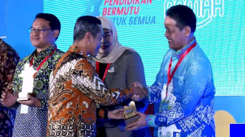 Unismuh Makassar terima  Penghargaan LPTK Penyelenggara PPG Terbaik 