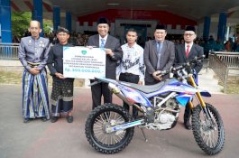 Bupati Maros Serahkan Bantuan Rp300 Juta dan Motor Trail untuk Sekolah Kolong di Dusun Bara