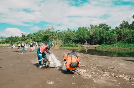 Aksi Bersih Pantai dan Penanaman Mangrove: Pertamina Patra Niaga IT Bitung Gaungkan Semangat Pelestarian Lingkungan yang Inklusif