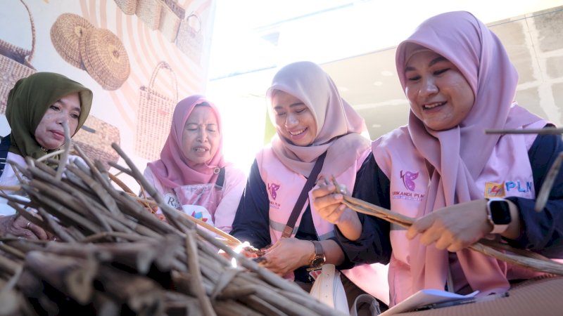 Owner Rama Craft, Masjeng, mengaku sangat terbantu setelah bergabung sebagai UMKM binaan PLN sejak tahun 2021. Menurutnya, omzet usaha meningkat tiga  kali lipat setelah mendapatkan berbagai dukungan dari PLN.