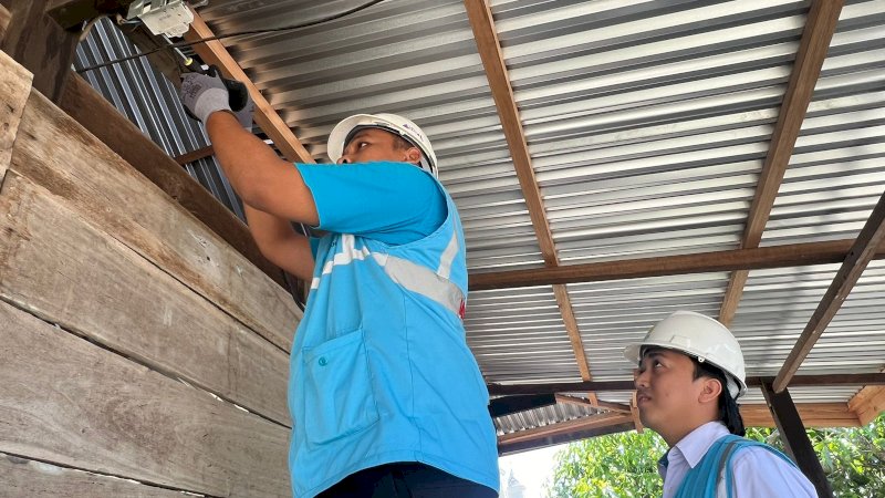 Ilustrasi Petugas PLN saat melakukan penambahan daya pada kWh meter milik pelanggan di Kabupaten Sidrap, Sulawesi Selatan.