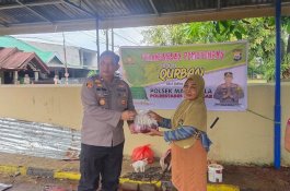 Polsek Manggala Berkurban, Bagikan Daging ke Warga Sekitar