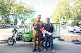 Bupati Bantaeng Uji Nurdin Serahkan Bantuan Truk Sampah untuk Pasar Banyorang